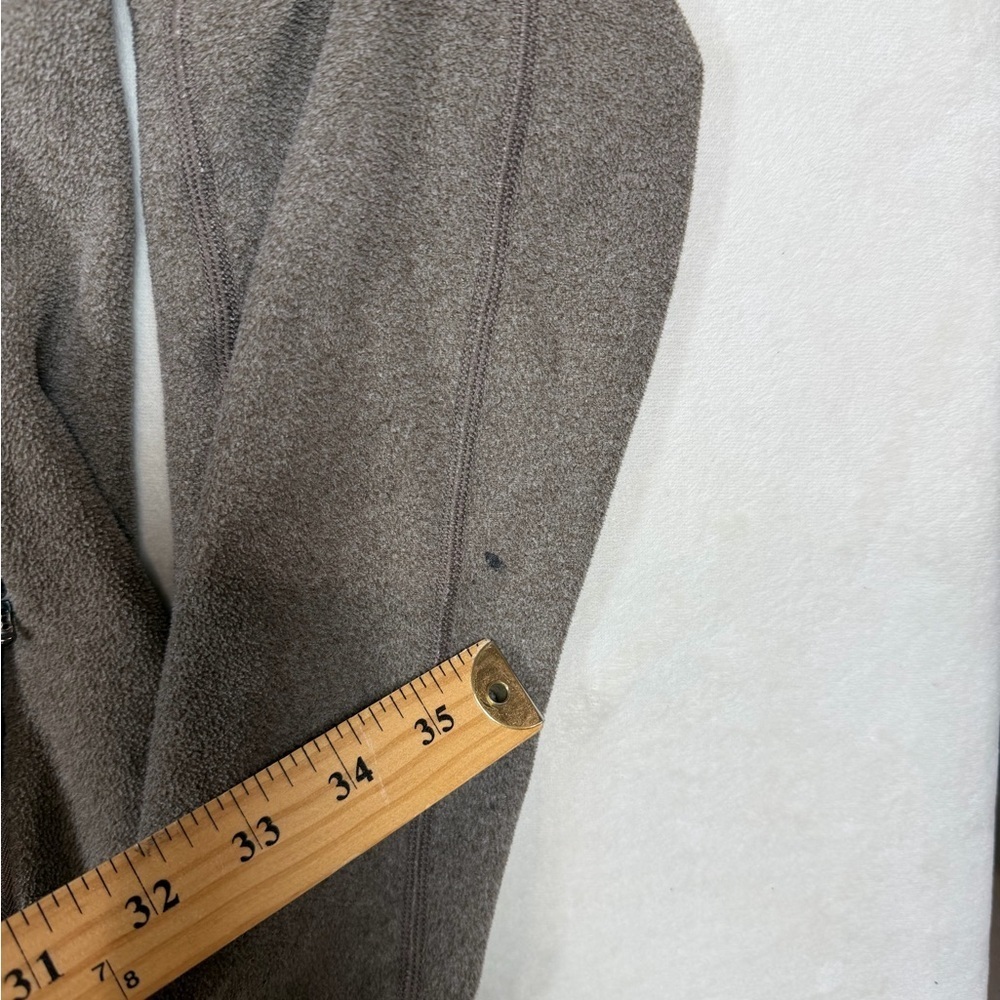 Patagonia Women’s Large Taupe Fleece Jacket with Maroon Trim - Picture 6 of 8